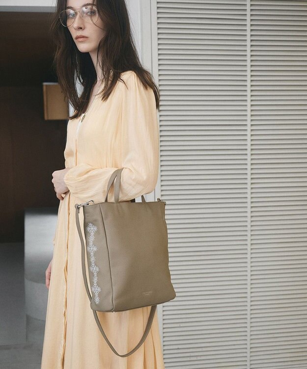 TOPKAPI 【TREASURE TOPKAPI】シュリンクレザー レース 刺しゅう ショルダー付 トートバッグ グレージュ