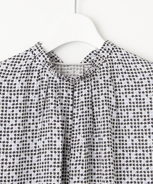 23区 【洗える】ライトバックサテンアムンゼン ハウンドトゥース プリント ブラウス アイボリー系