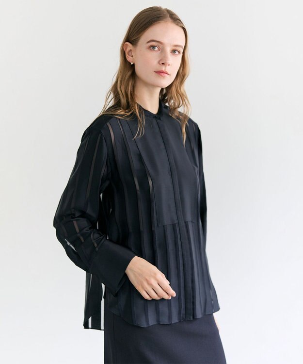 BEIGE， HAUYNITE / シアーストライプバンドカラーブラウス Navy