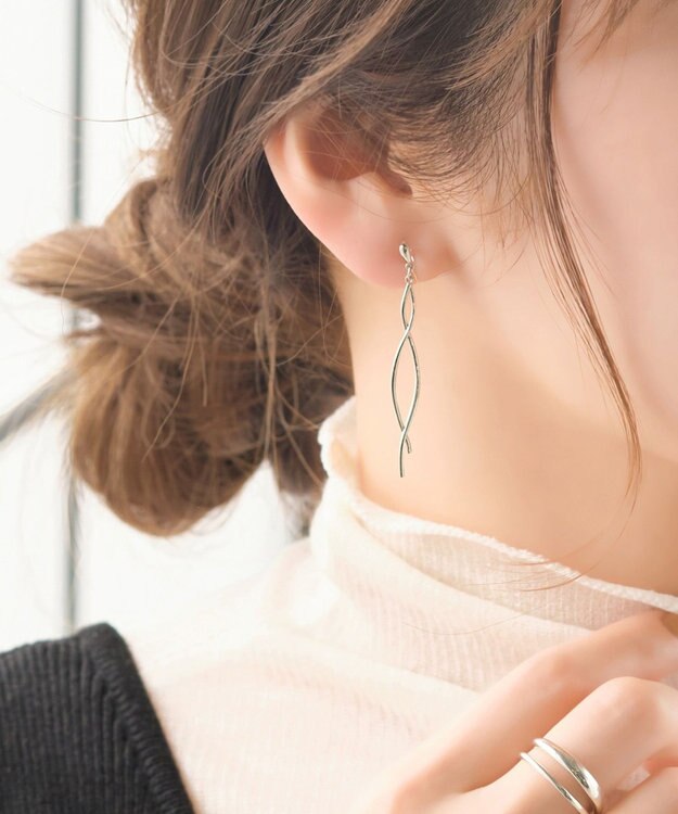 Phoebe 【痛くないシリーズ/金属アレルギー対応】スウィングクリスタルループフィットイヤリング　シルバー シルバー