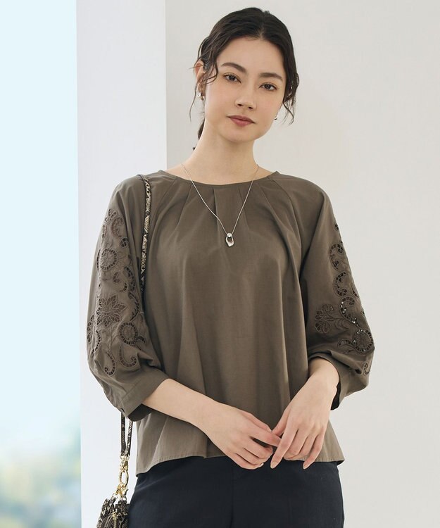 自由区 【SHIHOさん着用】エンブロイダリーブロードパフスリーブ ブラウス カーキ