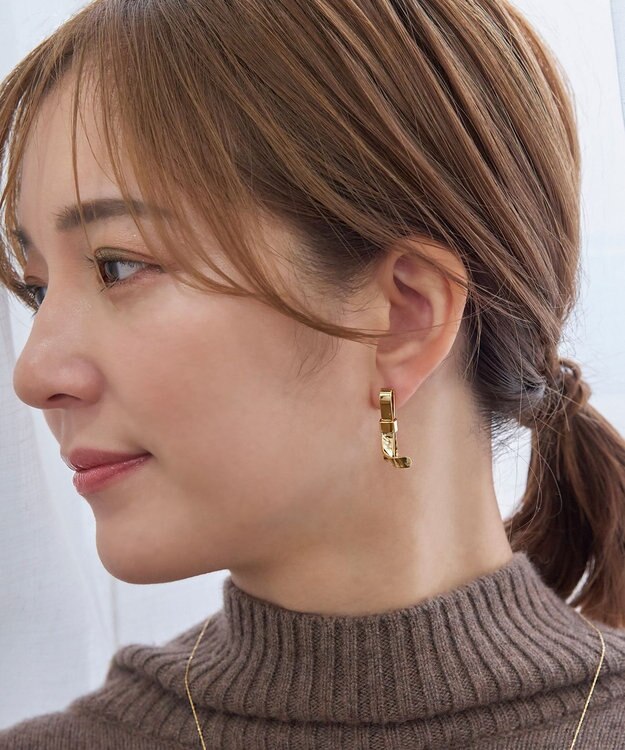 Phoebe ニュアンスリボンピアス　ゴールド ゴールド