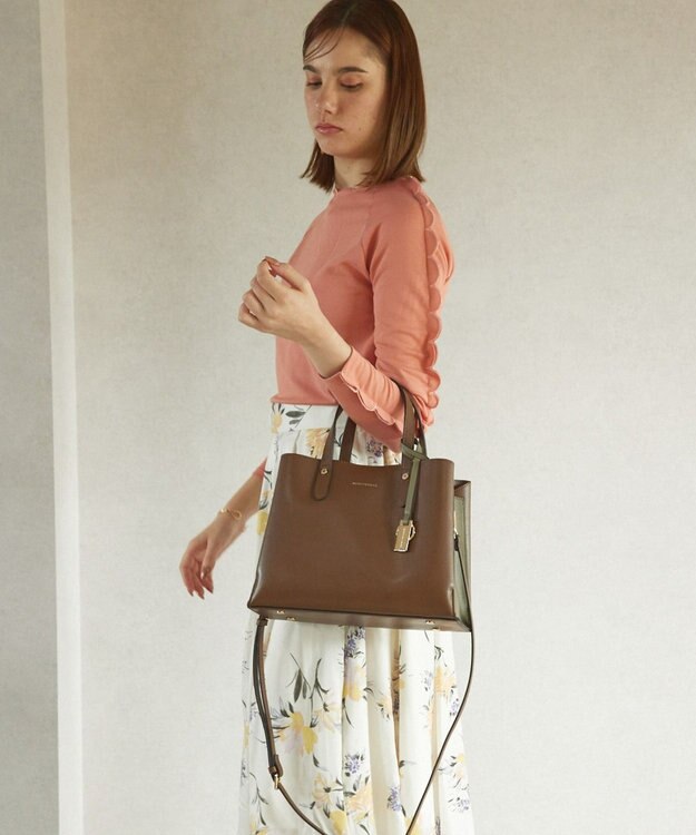 style code 【MERCURYDUO/マーキュリーデュオ】両アオリポケットサイド配色大開き開口 超軽量ハンドバッグ キーチャーム付 ダークブラウン