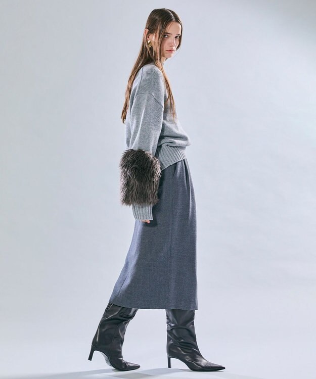 BEIGE， 【洗える・VERY NaVY12月号掲載】CHESTER / フェイクファークルーネックニット Md.Gray