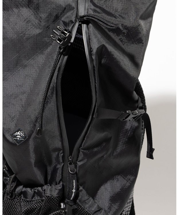 JOSEPH ABBOUD MOUNTAIN 【軽量/ECO撥水/サスティナブル素材/サコッシュが取り外せる】リサイクルリップストップ バックパック 33L ブラック系