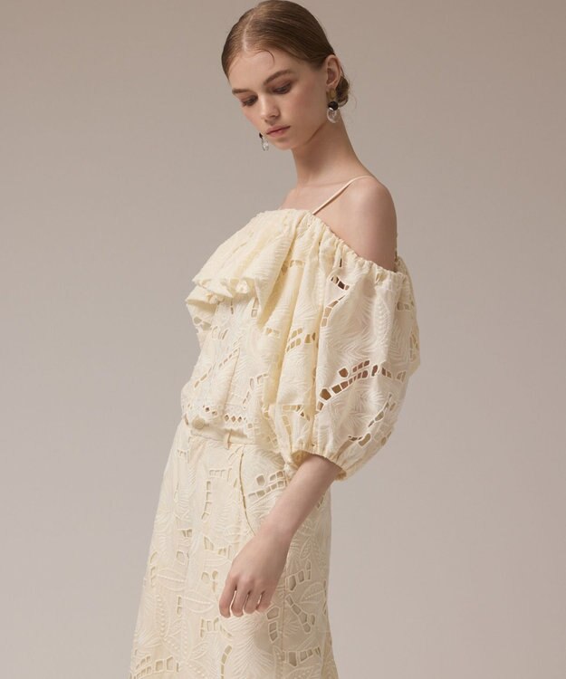 GRACE CONTINENTAL カットワークオフショルトップ キナリ