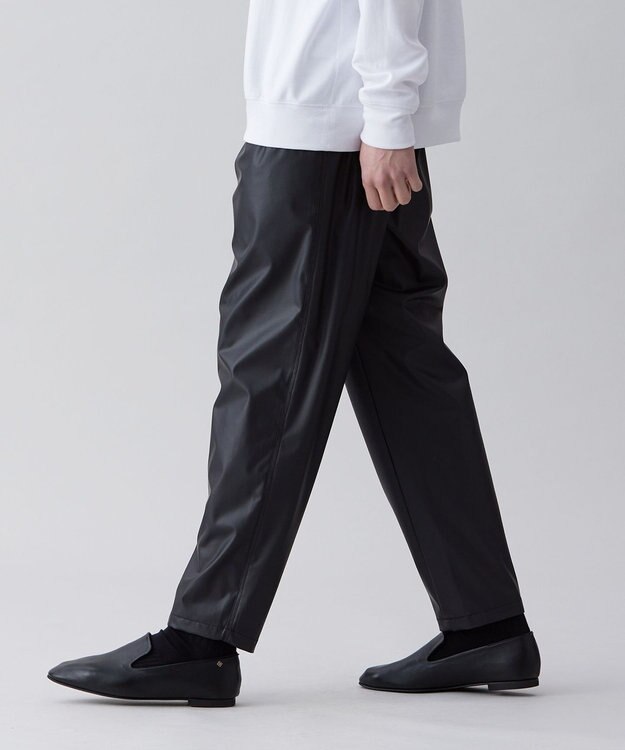 UNFILO MENS 【ストレッチ】レザーライク イージー テーパードパンツ [23年春夏商品] ブラック