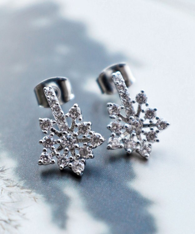 Tiaclasse 【安田美沙子さん着用・金属アレルギー対応】スノーフレークピアス／イヤリング シルバーピアス