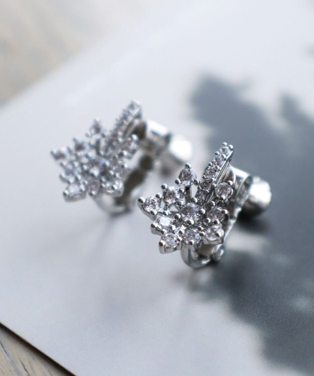 Tiaclasse 【安田美沙子さん着用・金属アレルギー対応】スノーフレークピアス／イヤリング シルバーイヤリング