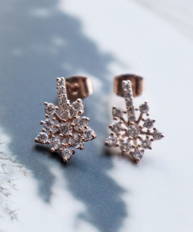 Tiaclasse 【安田美沙子さん着用・金属アレルギー対応】スノーフレークピアス／イヤリング ピンクゴールドピアス