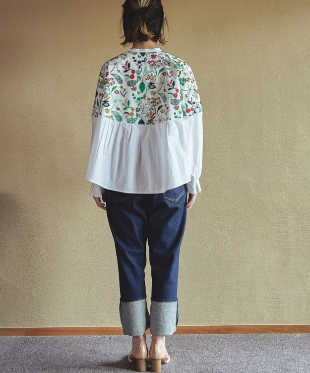 muuc 筆記帳刺繍ヨーク切り替えブラウス〈国産・muucオリジナル総柄刺繍〉〈オーガニック綿〉〈贅沢な刺繍とタック使い〉〈ゆったりリラックス〉〈3シーズン春秋冬〉 ホワイト