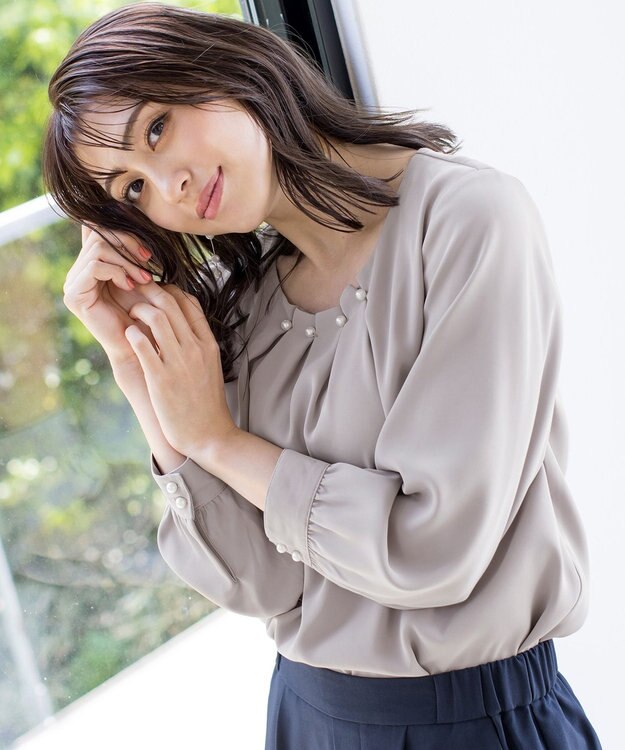 Tiaclasse L 【洗える】大人上品なタックパールブラウス グレージュ