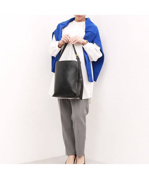 UNBILLION カシュカシュ cachecache / アシンメトリーバックル付きホーボーバッグ ブラック