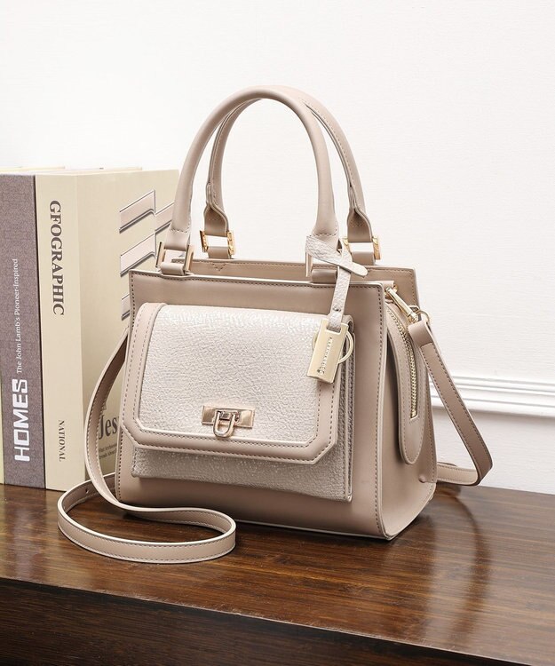 style code 【MERCURYDUO/マーキュリーデュオ】メタリッククラック調型押し フラップハンドバッグ グレージュ