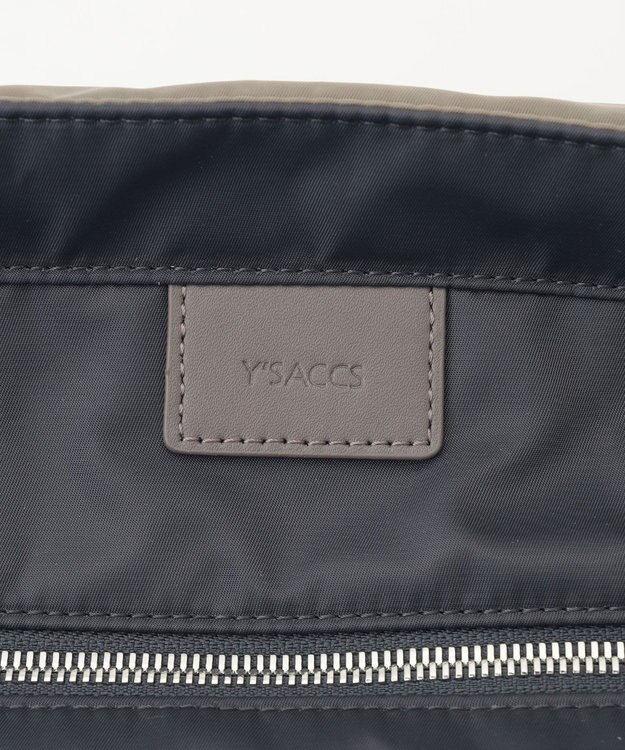 Y'SACCS 【ムック本掲載】ツイルナイロン　スクエアトート　Mサイズ グレージュ【web限定カラー】