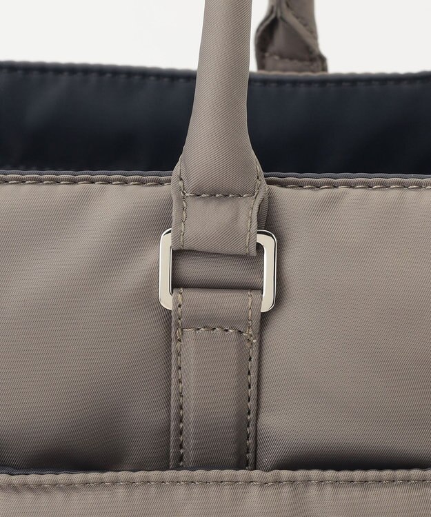 Y'SACCS 【ムック本掲載】ツイルナイロン　スクエアトート　Mサイズ グレージュ【web限定カラー】