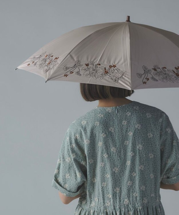 AND WOOL 〈一級遮光生地・晴雨兼用〉スミレ刺繍の日傘 （長傘タイプ） ベージュ
