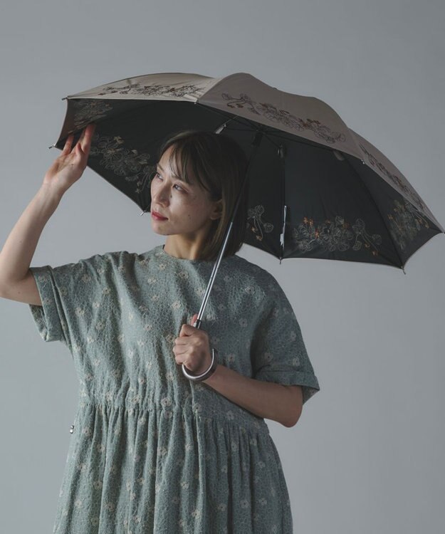 AND WOOL 〈一級遮光生地・晴雨兼用〉スミレ刺繍の日傘 （長傘タイプ） ベージュ