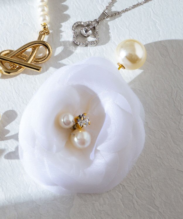 組曲 エアリーカメリアラペルピン アイボリー系