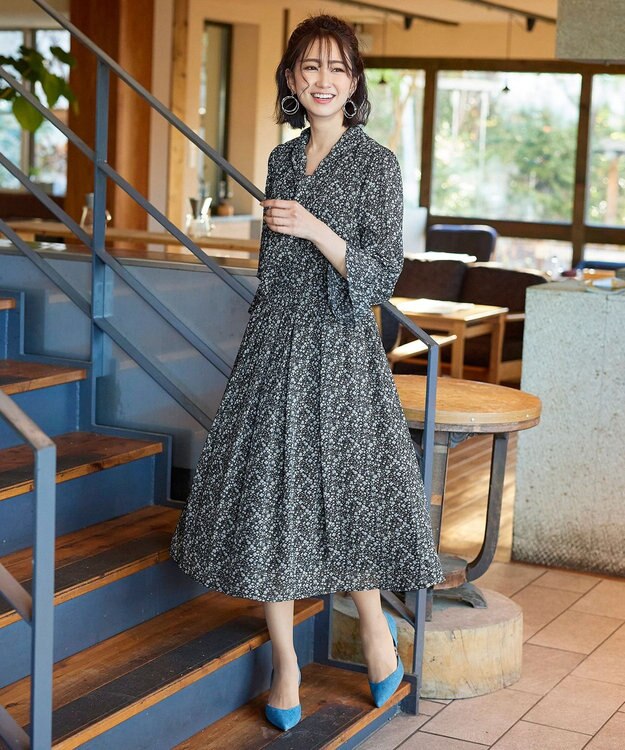 Tiaclasse 【洗える】程良い透け感のプリントボウタイワンピース ブラック