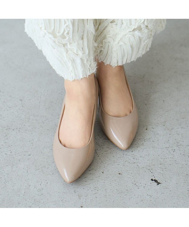 MODE ET JACOMO <carino>【レイン対応】エナメルプレーンパンプス ベージュエナメル