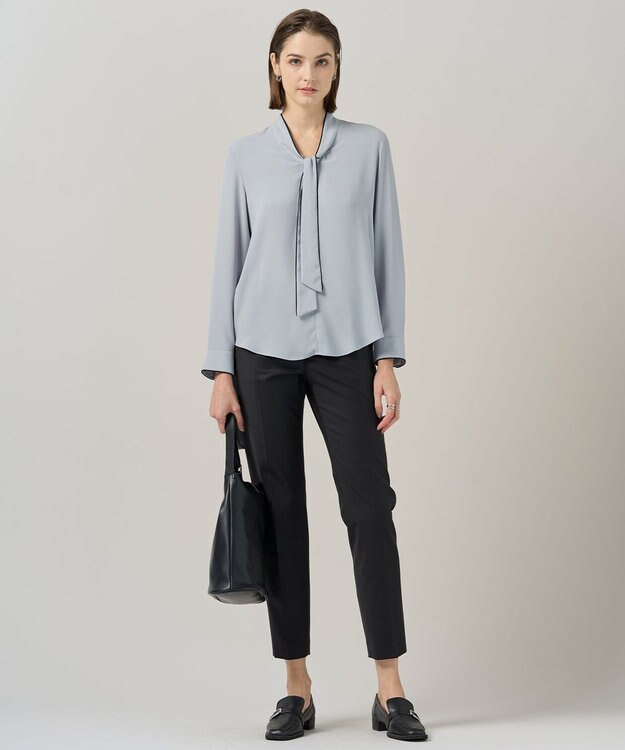 ICB L 【接触冷感・UVケア・速乾・洗える】BackSatinAmunzen 配色ボウタイブラウス サックスグレー系