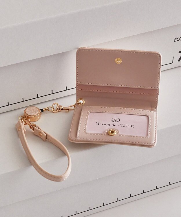 Maison de FLEUR 二つ折りリールパスケース Pink Beige