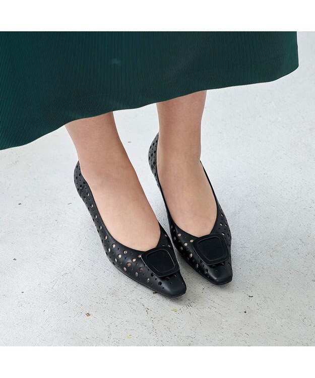 MODE ET JACOMO <MODE ET JACOMO>バックルモチーフパンチングパンプス ブラック