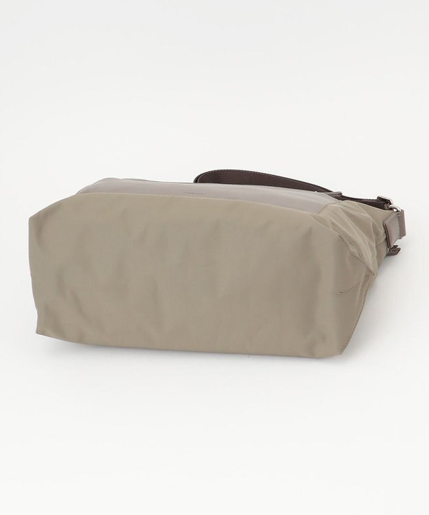 Y'SACCS ナイロン×リサイクルレザー　コンビマルチショルダー グレージュ