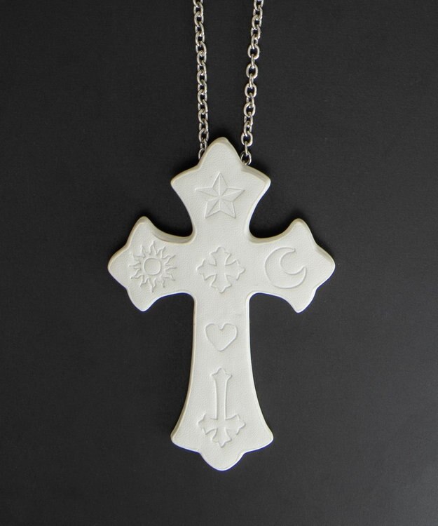 WEGO 【ユニセックス着用ITEM】MPUエンボスロゴクロスネックレス ホワイト