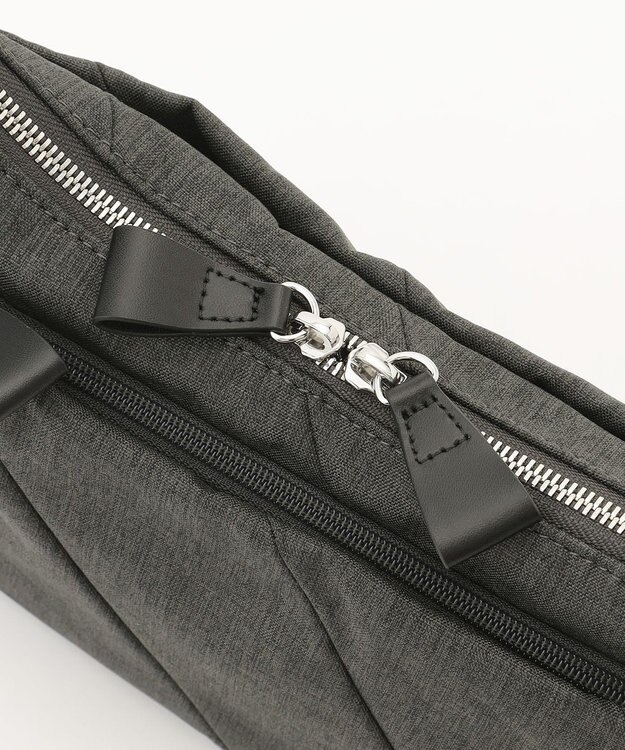 Y'SACCS ストリームラインポシェット ダークグレー