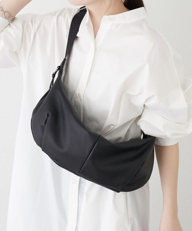 russet ソフトレザーバナナボディバッグ(CE-1695) Black