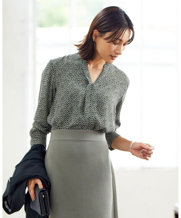 ICB 【人気のため新柄追加・洗える】Back Satin Amunzen キーネック長袖ブラウス ブラック系柄