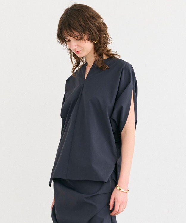 BEIGE， 【接触冷感/UVカット/洗える・BAILA 8.9月合併号掲載】YANN / Vスリットプルオーバーブラウス Black