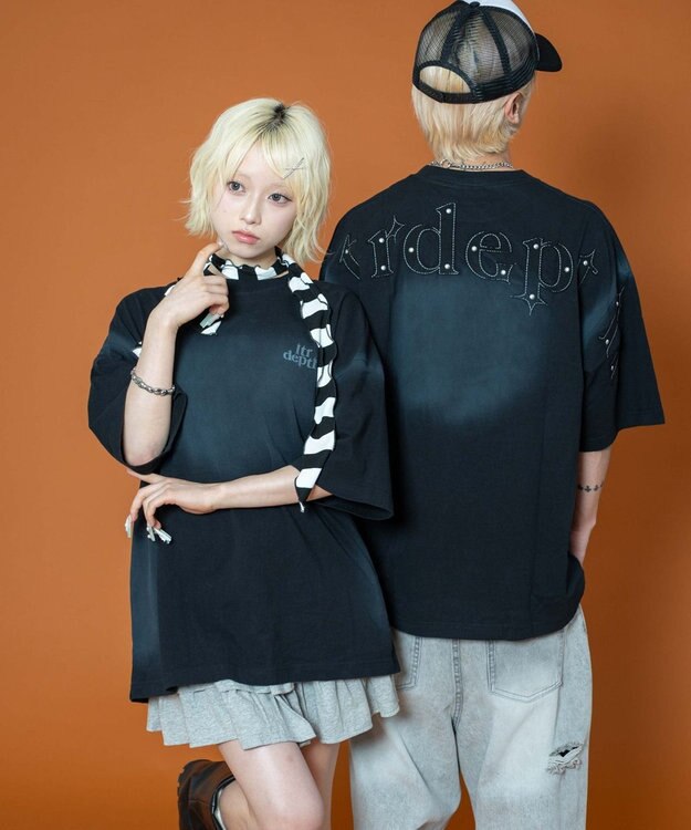 WEGO 【ユニセックス着用ITEM】バックスタッズグラフィックT（SS） ブラック