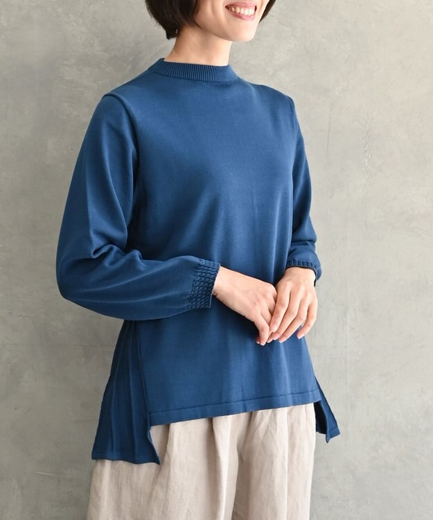 muuc 〈コットン100％強撚糸〉〈通気性が高いドライタッチな素材〉袖口ケーブル模様編み フレアーシルエット後ろプリーツ ハイネックプルオーバー ブルー