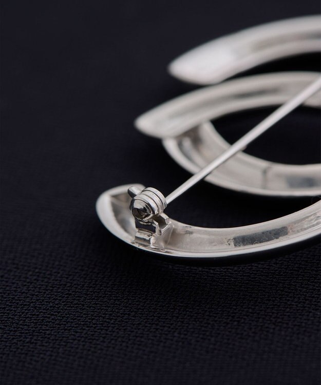 #Newans 【セレモニーにも】ダブルＣブローチ シルバー系