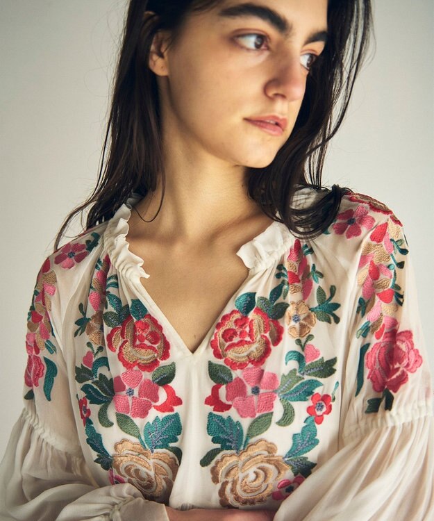 GRACE CONTINENTAL フラワー刺繍ギャザートップ ホワイト