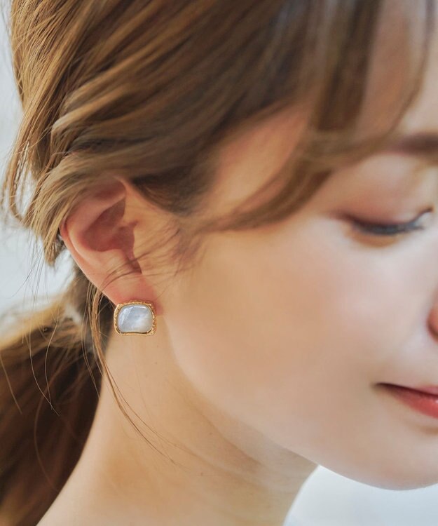 Tiaclasse カラースクエアピアス ゴールド×オフホワイト