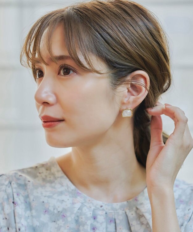 Tiaclasse カラースクエアピアス ゴールド×オフホワイト