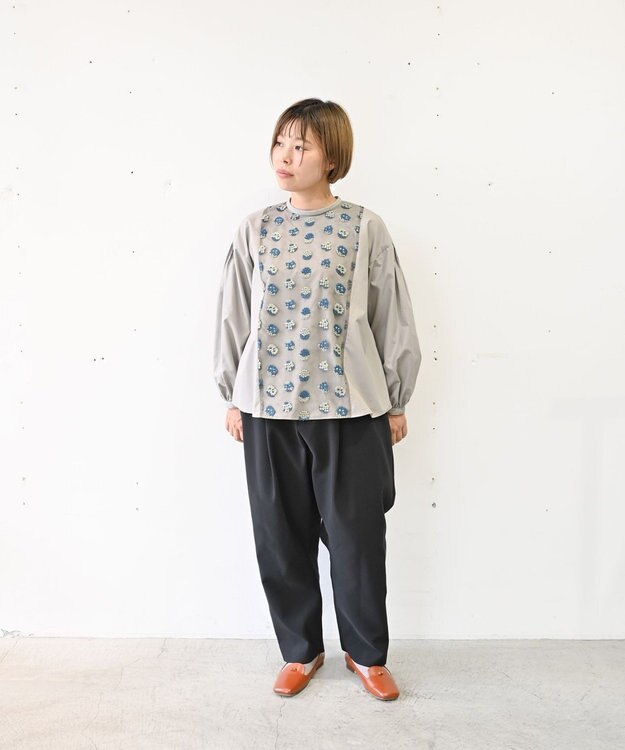 muuc 〈遠州織物の工場で織られた上質なコットン生地〉あじさい小花柄刺繍切り替え ボリューム袖 プルオーバーブラウス グレー