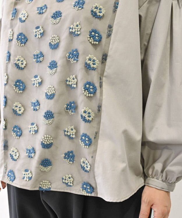 muuc 〈遠州織物の工場で織られた上質なコットン生地〉あじさい小花柄刺繍切り替え ボリューム袖 プルオーバーブラウス グレー