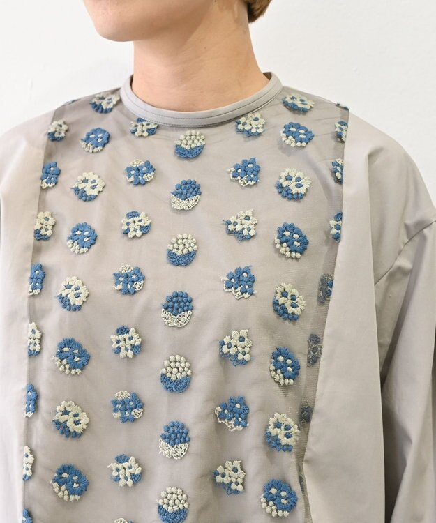 muuc 〈遠州織物の工場で織られた上質なコットン生地〉あじさい小花柄刺繍切り替え ボリューム袖 プルオーバーブラウス グレー