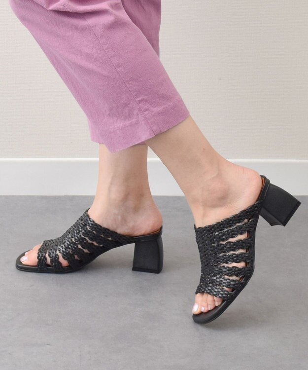 INTER-CHAUSSURES 【ANGEL ALARCON】チャンキーヒールラフィアサンダル ブラック雑材