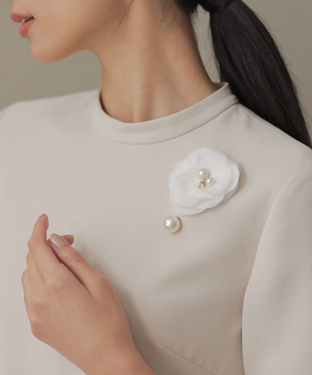 組曲 エアリーカメリアラペルピン アイボリー系