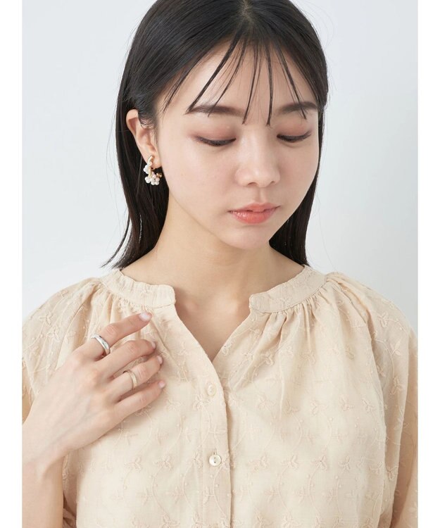 earth music&ecology 刺繍ギャザーブラウス Beige