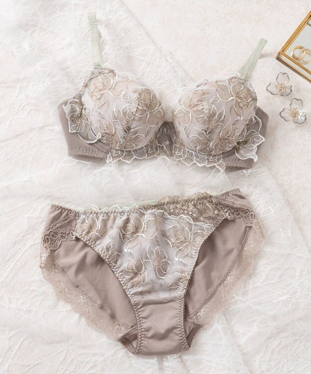 Wing 3/4カップブラ　【2700シリーズ】　しっかりめの着用感　奥行き感と透明感のあるデザイン　ウイング／ワコール　PB2700 オリーブ