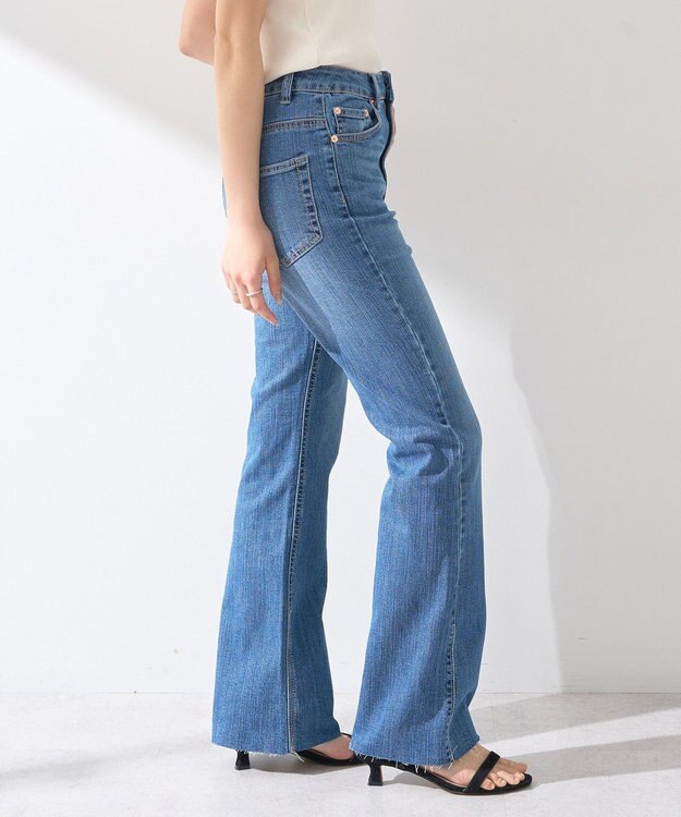 earth music&ecology セルフカットフレアデニムパンツ Medium Indigo