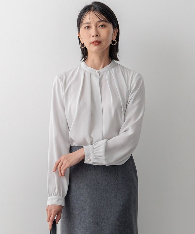 23区 【吸水速乾/UVケア/防シワ性】バックサテンアムンゼン パール釦 タック ブラウス ライトグレー系