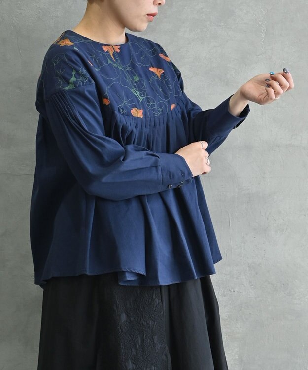 muuc 〈遠州織物の工場で作られた上質なコットンウール生地〉ナタチュウムの花刺繍 プルオーバーブラウス ネイビー